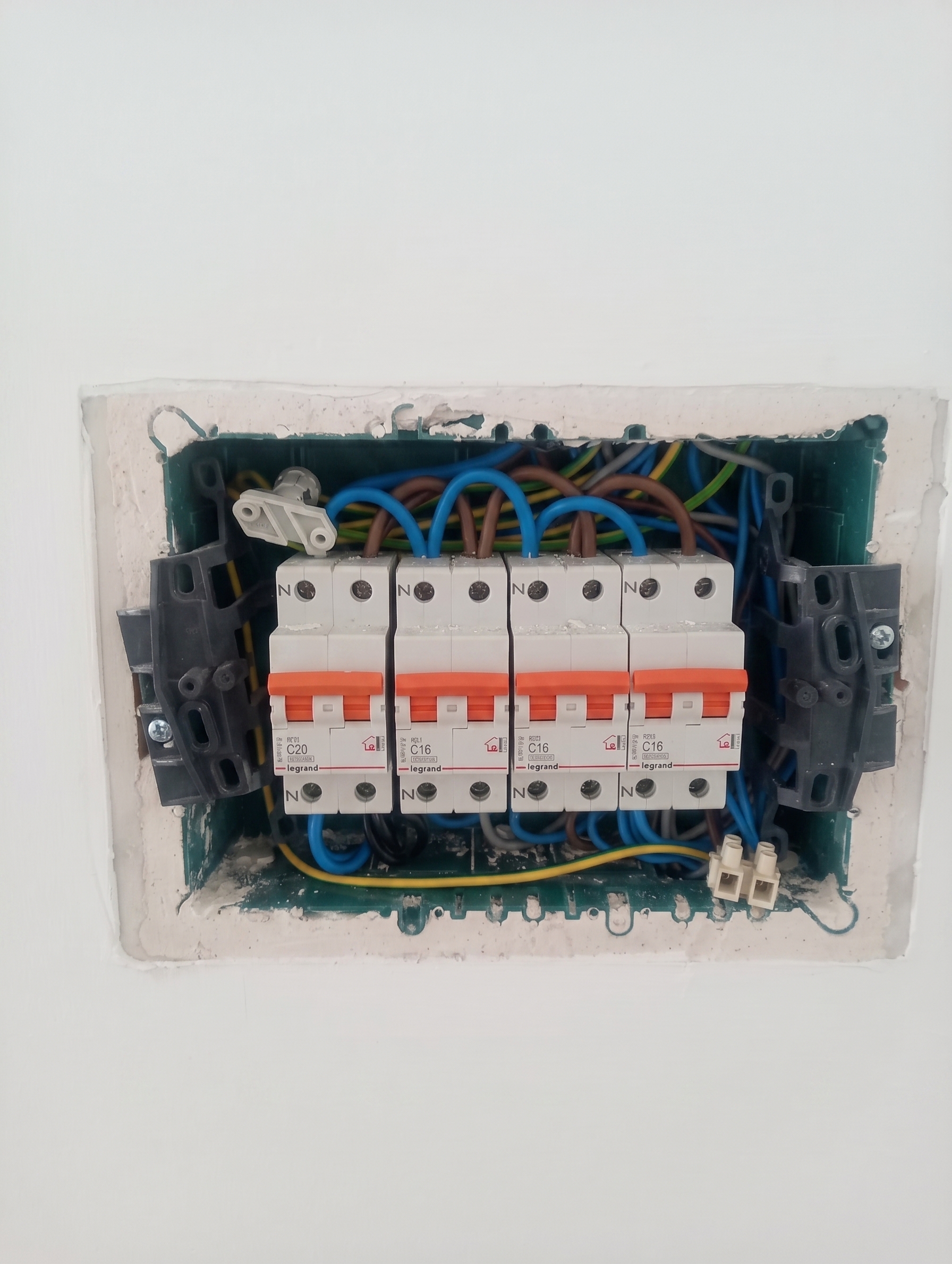 Instalación y cableado profesional de cuadro eléctrico doméstico Legrand en Vizcaya
