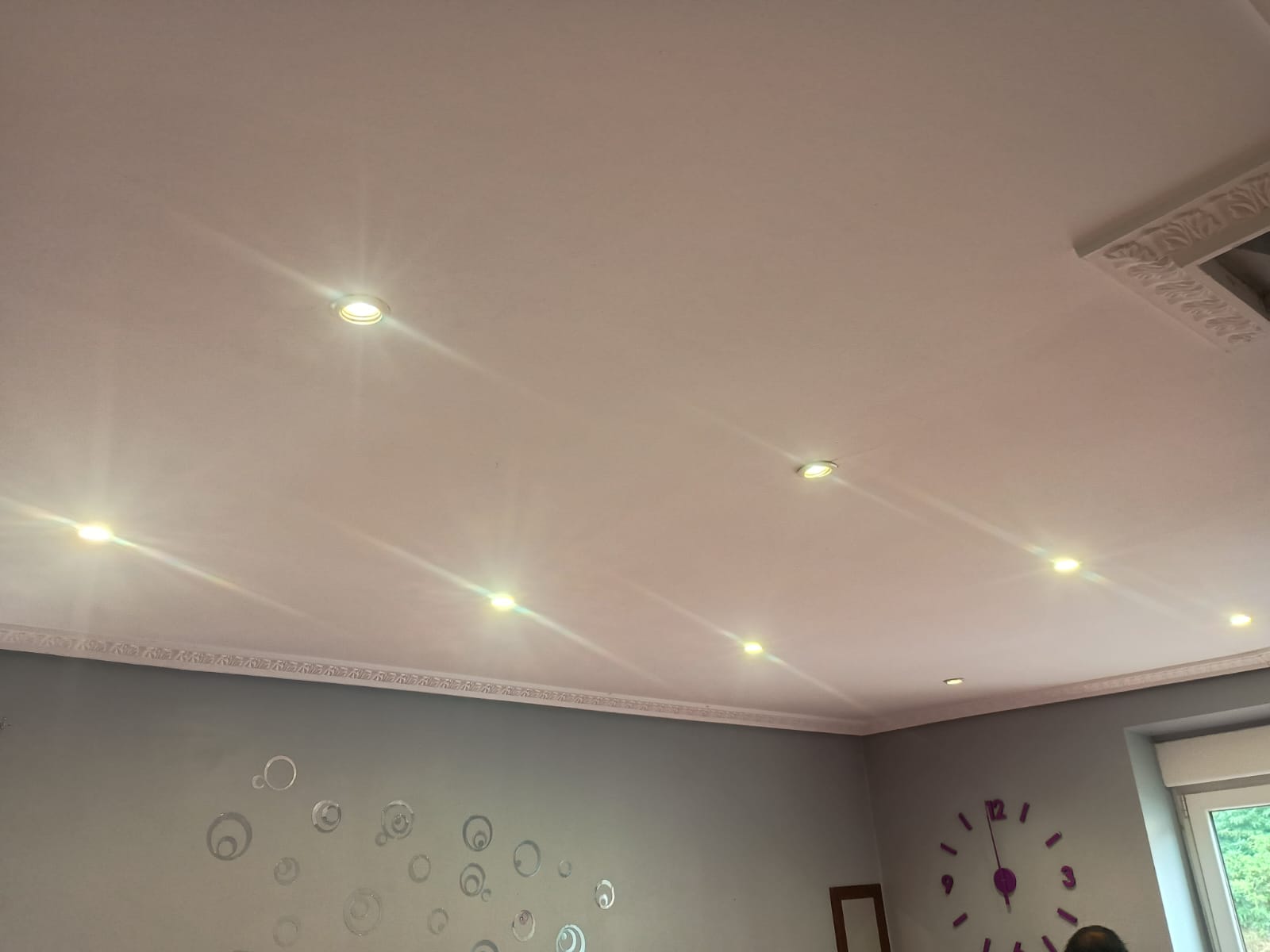 Instalación de iluminación LED moderna con focos encendidos en techo limpio